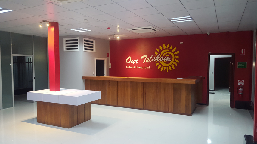 внутри склада и офисного здания со стальной конструкцией