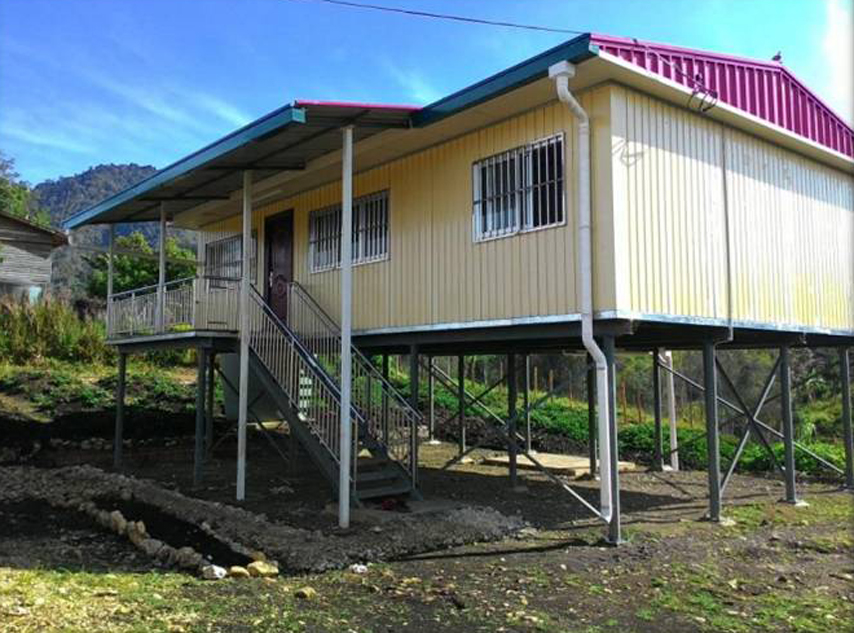 установка стального офисного здания. 