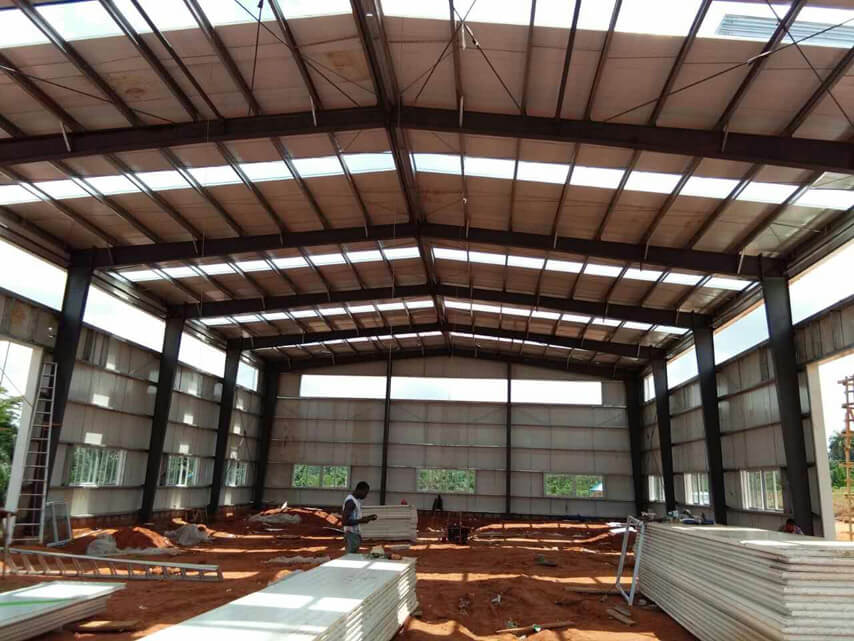 Обшивка стен и крыши завода металлоконструкций