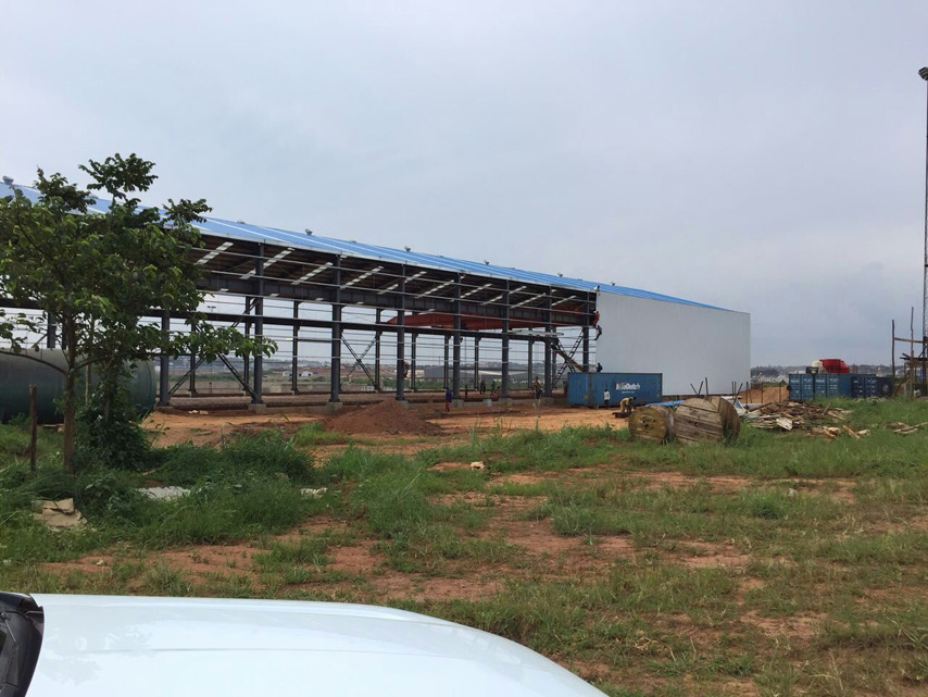 Монтаж стеновых панелей склада из стальной конструкции