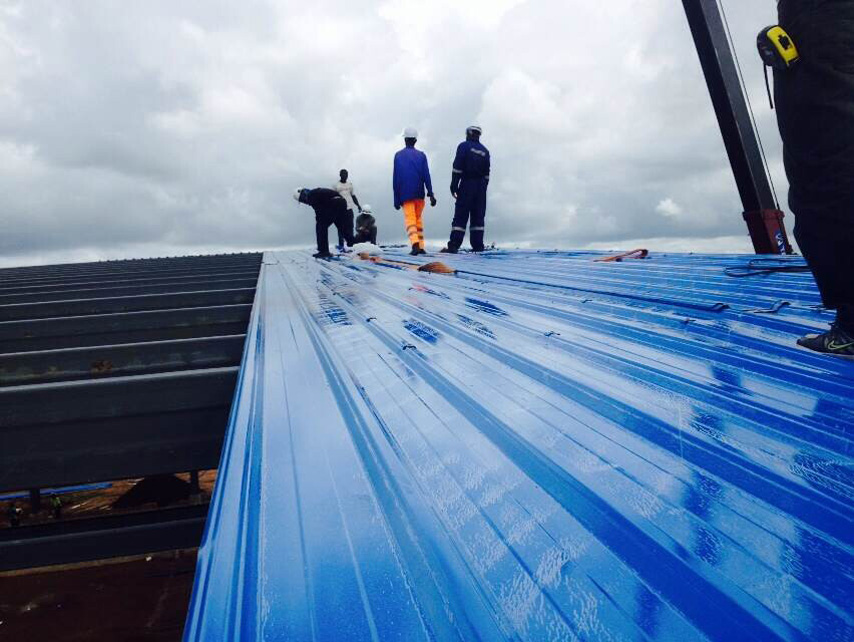 Монтаж кровельных панелей сборного склада из стали в Гане