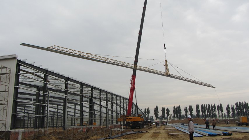 Монтаж кровельных панелей склада.jpg