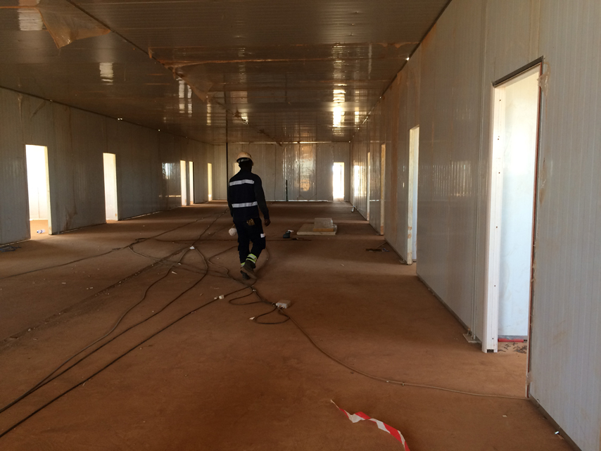 Внутри сборного дома 