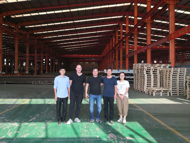 Клиенты из Панамы посещают (1) 