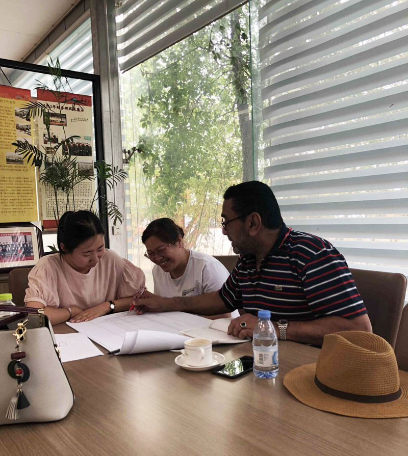 Клиент из Саудовской Аравии посетил нас - обсуждение проекта стальной конструкции