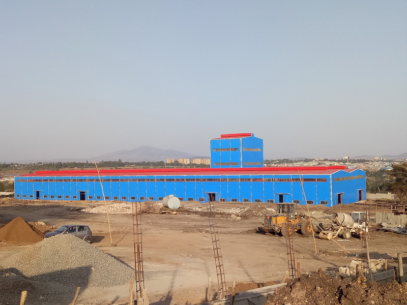 Здание промышленного предприятия с тяжелой стальной конструкцией