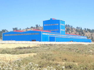 Здание промышленного предприятия с тяжелой стальной конструкцией